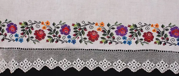 Ukrayna nakışı üzerine ulusal süs. Eski Ukrayna havlularının süslemeleri, masa örtüleri, gömlekler, nakış ve desenlerin yerleştirilmesi. Ev yapımı kumaş. İğne işi. 19. ve 20. yüzyılın nakış işi.