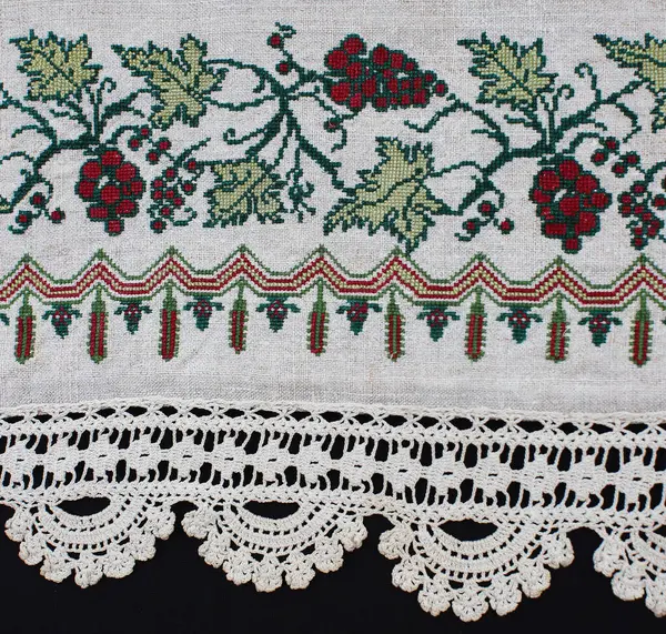 Ukrayna nakışı üzerine ulusal süs. Eski Ukrayna havlularının süslemeleri, masa örtüleri, gömlekler, nakış ve desenlerin yerleştirilmesi. Ev yapımı kumaş. İğne işi. 19. ve 20. yüzyılın nakış işi.