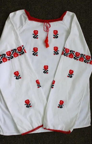 Ukrayna nakışı üzerine ulusal süs. Eski Ukrayna havlularının süslemeleri, masa örtüleri, gömlekler, nakış ve desenlerin yerleştirilmesi. Ev yapımı kumaş. İğne işi. 19. ve 20. yüzyılın nakış işi.