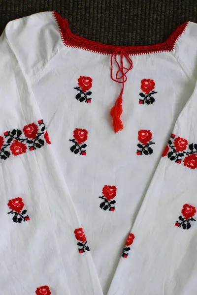 Ukrayna nakışı üzerine ulusal süs. Eski Ukrayna havlularının süslemeleri, masa örtüleri, gömlekler, nakış ve desenlerin yerleştirilmesi. Ev yapımı kumaş. İğne işi. 19. ve 20. yüzyılın nakış işi.