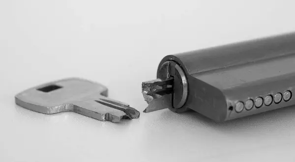 Kırık anahtarı kapat ve yarım anahtarla kilitle.