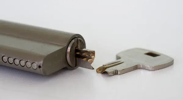 Kırık anahtarı kapat ve yarım anahtarla kilitle.