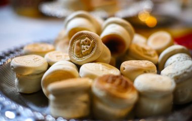 Prosfora, prosvir, Ortodoks cemaatinde kullanılan ayinsel kilise ekmeği, Ortodoks Kilisesi tahtında bir ikon olan gümüş kaseler. Ortodoksluk kavramı.