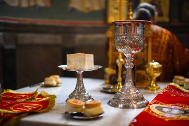 Prosfora, prosvir, Ortodoks cemaatinde kullanılan ayinsel kilise ekmeği, Ortodoks Kilisesi tahtında bir ikon olan gümüş kaseler. Ortodoksluk kavramı.