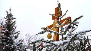 Bir Ortodoks haçının arka planında haçla süslenmiş Noel ağacı dalı. Ortodoks kilisesi. Kış - Noel, Yeni Yıl. Ortodoksluk kavramı.