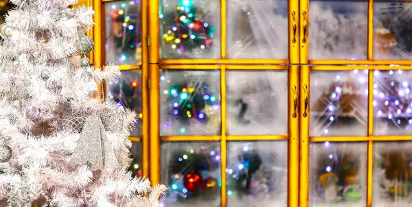 Odanın penceresinin yanındaki dekoratif Noel ağacı ve akşam ışığı, Mutlu Noeller ve yeni yıl, mutlu bayramlar, mutlu an ve kutlama zamanı..