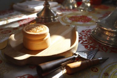 Prosfora, prosfora, Ortodoks cemaatinde kullanılan ayinsel kilise ekmeği, Ortodoks kilisesinin tahtında gümüş kaseler, ikon. Ortodoksluk kavramı.