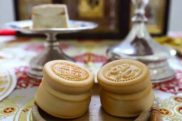 Prosfora, prosfora, Ortodoks cemaatinde kullanılan ayinsel kilise ekmeği, Ortodoks kilisesinin tahtında gümüş kaseler, ikon. Ortodoksluk kavramı.