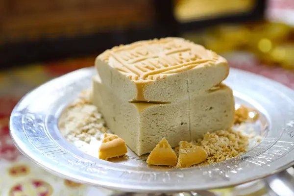 Prosfora, prosfora, Ortodoks cemaatinde kullanılan ayinsel kilise ekmeği, Ortodoks kilisesinin tahtında gümüş kaseler, ikon. Ortodoksluk kavramı.