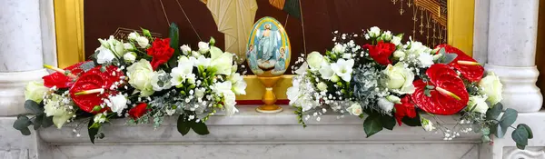 Ternopil, Ukrayna, Mayıs 2021. Dekoratif Paskalya yumurtaları ve çiçek buketleri Paskalya için bir Ortodoks kilisesini süslüyor..