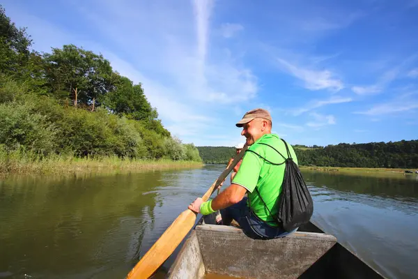 Bir adam eski bir tekneyle seyahat eder. Kürek çekiyor. Aktif eğlence, memleketine bir gezi. Batı Ukrayna 'da bir nehir, Avrupa.