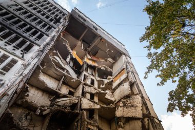 Roket saldırısından sonra çok katlı binaları yakıp yıktılar. Ukrayna 'nın Harkiv şehrindeki Saltivka yerleşim bölgesi. Rusya Ukrayna 'ya Karşı Savaşı