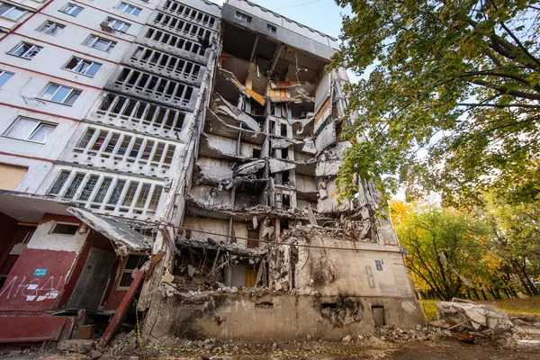 Distrutto Bruciato Edifici Residenziali Multi Appartamento Dopo Attacco Missilistico Zona — Foto Stock