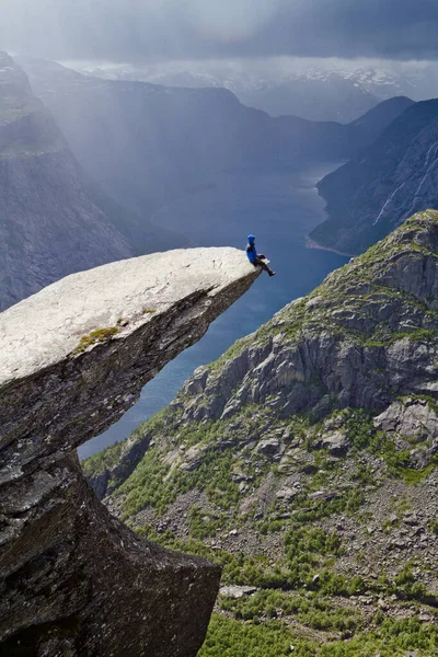 Человек Сидящий Скале Trolltunga Troll Tongue Rock Делает Фотографию Норвежским — стоковое фото