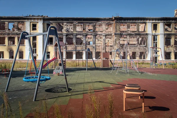 Détruite Brûlée École Ukrainienne Suite Agression Russe Contre Ukraine Kharkiv Images De Stock Libres De Droits