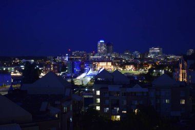 Bay Street Köprüsü 'ndeki gece lambaları ve şehir manzarası gece aydınlanıyor.