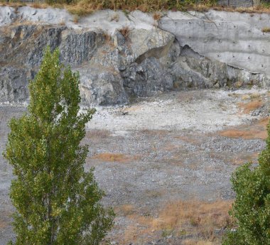 Patlama delikli taş duvarlı inşaat alanı