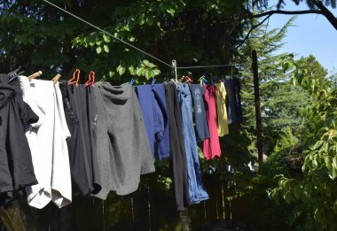 Güneşli bir günde çamaşır ipinde kurulanmak.