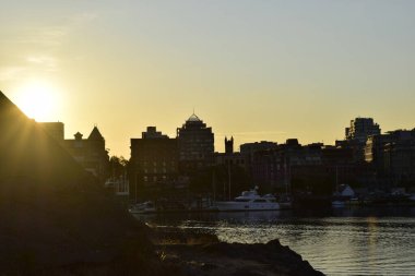 Victoria Limanı 'ndaki binaların solunda gün doğumu var.
