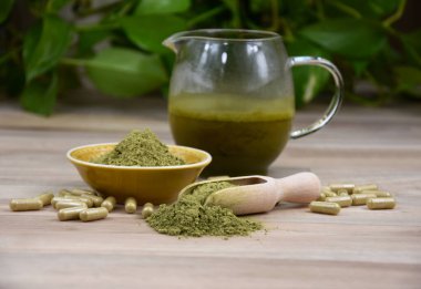 Kratom Mitragyna Specosa tozu, kapsül ve stok görüntüler. Yeşil kratom tozu, kapsül ve içecek natürmort fotoğrafı. Kratom bitkisel ilaç stoku görüntüleri