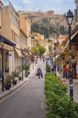 Yunanistan - Atina ve akropolis manzarası dikey bir sokakta