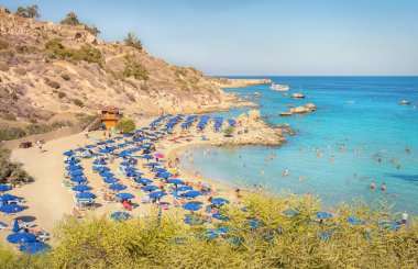 Kıbrıs adasındaki Yoğun Sahil - Protaras, Konnos Körfezi, Eylül 18. 2023