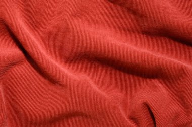 Yumuşak tırtıklı ve kıvrımlı kırmızı kadife kumaş.