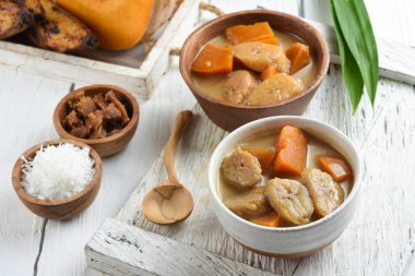 Endonezya geleneksel yemekleri: kolak pisang. Muz, balkabağı, palmiye, palmiye şekeri, hindistan cevizi sütü ve pandan yaprağından yapılmış. Ramazan ayı boyunca çok popüler.