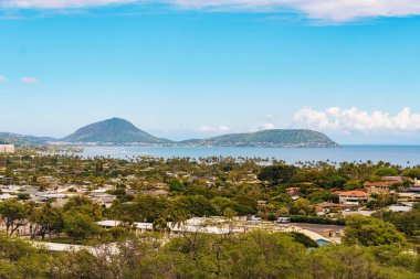 Şehir yukarıdan ele geçirildi, dağlar arka planda, su kütlesi önde.. 