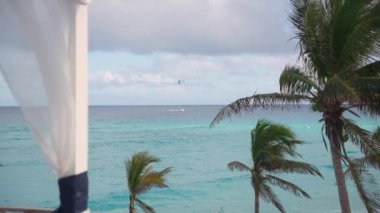 Güzel, manzaralı tropik bir sahil sallanan palmiyelerle süslenir ve kristal berrak turkuaz suyla övünür.
