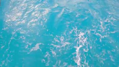 Bu video canlı mavi bir havuzda kristal berrak sularda süzülmenin sevincini gösteren sakin bir yüzme deneyimi sunuyor.