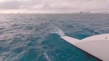 Huzurlu bir sahne, engin okyanusta yüzen bir tekne gibi parıldayan suların arasında huzur ve macerayı somutlaştırıyor, yansıtmak için mükemmel.