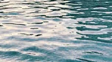 Bu video canlandırıcı anları yakalar, doğadaki dinamik dalgalardan, yüzme havuzunun dinginliğine, sergilenen suların güzelliğine geçiş yapar.