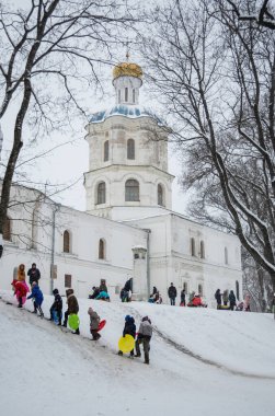 Çocuklar eğleniyor binme buz slayt kışın
