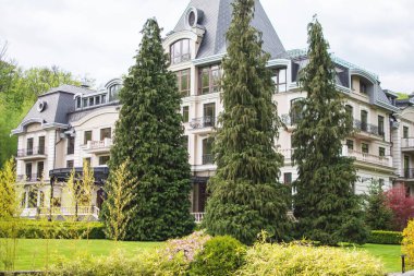 Uzhhorod - 27 Nisan 2023: Nizhne Solotvyno 'daki ikonik otel Derenivska Kupil' in dış görünüşü. Bahar sabahı manzarası