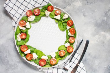 Domatesli İtalyan caprese salatası, mozzarella, fesleğen, beton kaplama zeytinyağı. Üst Manzara. İtalyan yemeği..