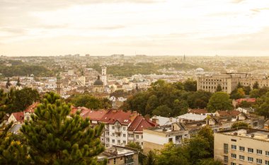 Günbatımında Ukrayna 'nın tarihi Lviv bölgesindeki renkli evlerin panoramik hava manzarası.