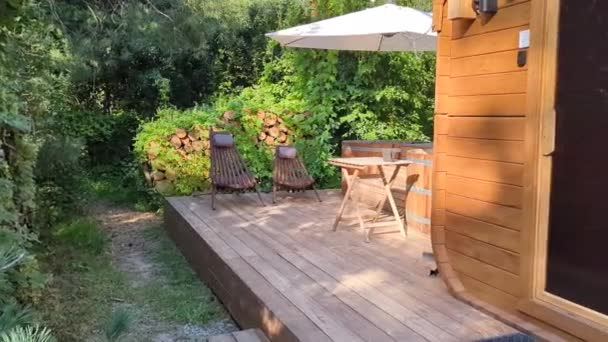 Ormanda Küçük Bir Otel Saunası Tahta Fıçı Şeklinde Mobil Kompakt — Stok video