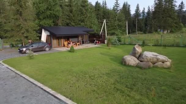 Casal Relaxa Perto Uma Pequena Casa Dia Quente Nas Montanhas — Vídeo de Stock