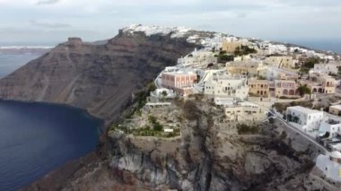 Ünlü Yunan adası Santorini ve Thira kasabası, Yunanistan 'daki popüler tatil beldesinin havadan görünüşü, renkli Thira evleri üzerinde uçuyor, Yunanistan' da inanılmaz romantik bir kasaba..