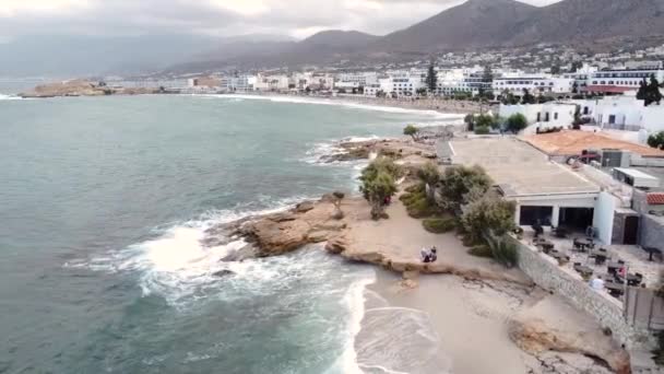 Luftaufnahme Der Küste Der Stadt Hersonissos Auf Der Griechischen Insel — Stockvideo
