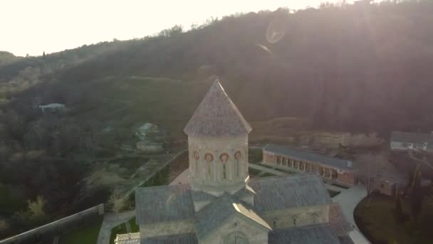 阳光明媚的一天 佐治亚州Sighnaghi 高大的柏树与圣尼诺教堂之间山坡上Bodbe修道院建筑群的场景鸟瞰 — 图库视频影像