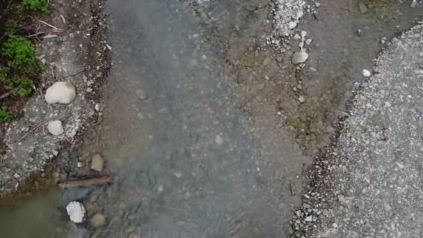 Çakıl Taşlarının Ortasında Nehir Akıntısı Boyunca Giden Bir Arabanın Hava — Stok video