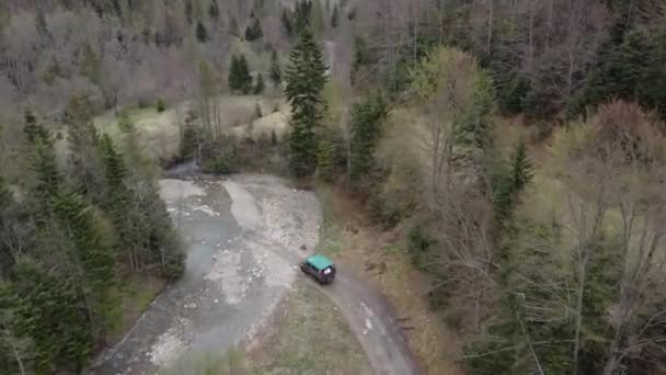 空中看到一辆卡车在大路外的砾石中穿过小河 — 图库视频影像