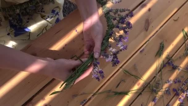 Mulher Fazendo Grinalda Lavanda Mãos Floristas Femininas Criando Decoração Com — Vídeo de Stock