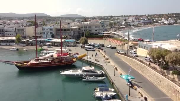 Hersonissos Grecia Octubre 2021 Pequeño Puerto Ciudad Hersonissos Costa Norte — Vídeo de stock