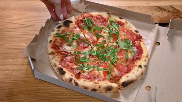 뜨거운 마가리타 피자의 슬라이스 열려있는 납품에서 뜨거운 맛있는 이탈리아 피자의 — 비디오