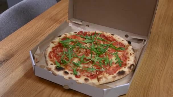 Otwieranie Pudełka Pizzy Hot Smaczne Włoskiej Pizzy Serem Sosem Pomidorowym — Wideo stockowe