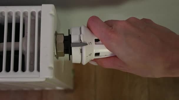 Mujer Apaga Calefacción Ajustando Termostato Del Radiador Calefacción Central Modo — Vídeos de Stock