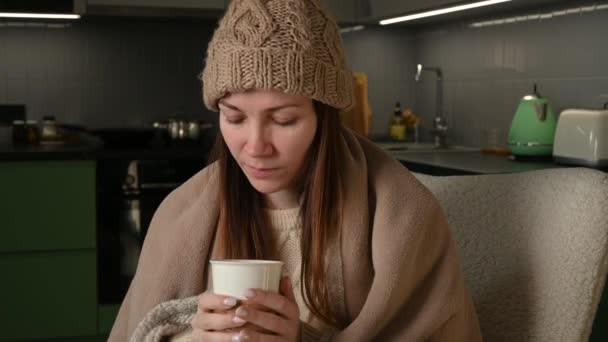 Mujer Joven Usar Sombrero Envuelto Cuadros Sentarse Solo Temblando Frío — Vídeos de Stock